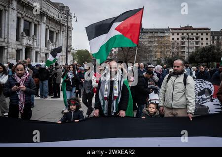 Milan, Italie. 30 mars 2024. Manifestazione per la Palestina in Piazza Duca d'AostaMilano, Italia - Cronaca Sabato, 30 Marzo, 2024. (Foto di Marco Ottico/Lapresse) manifestation pour la Palestine sur la Piazza Duca d'Aosta Milan, Italie - Actualités samedi 30 mars 2024. (Photo de Marco Ottico/Lapresse) crédit : LaPresse/Alamy Live News Banque D'Images