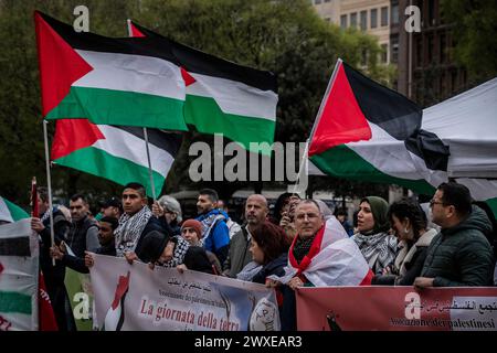 Milan, Italie. 30 mars 2024. Manifestazione per la Palestina in Piazza Duca d'AostaMilano, Italia - Cronaca Sabato, 30 Marzo, 2024. (Foto di Marco Ottico/Lapresse) manifestation pour la Palestine sur la Piazza Duca d'Aosta Milan, Italie - Actualités samedi 30 mars 2024. (Photo de Marco Ottico/Lapresse) crédit : LaPresse/Alamy Live News Banque D'Images