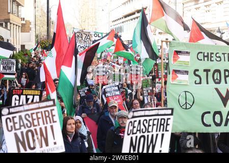 Londres, Royaume-Uni, 30 mars 2024. Des milliers de personnes ont défilé de Russell Square à Trafalgar Square pour le 11 mars à Londres, appelant à un cessez-le-feu à Gaza. Le 30 mars est une journée importante pour les Palestiniens en tant que Journée de la Terre, rappelant les événements de 1976, quand ils organisent des manifestations et plantent des oliviers pour réaffirmer leur lien avec leurs terres. Crédit : Monica Wells/Alamy Live News Banque D'Images