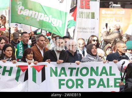 Londres, Royaume-Uni, 30 mars 2024. Des milliers de personnes ont défilé de Russell Square à Trafalgar Square pour le 11 mars à Londres, appelant à un cessez-le-feu à Gaza. Le 30 mars est une journée importante pour les Palestiniens en tant que Journée de la Terre, rappelant les événements de 1976, quand ils organisent des manifestations et plantent des oliviers pour réaffirmer leur lien avec leurs terres. Crédit : Monica Wells/Alamy Live News Banque D'Images