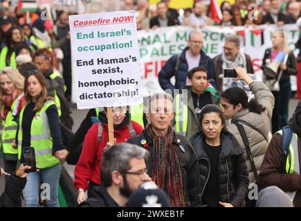 Londres, Royaume-Uni, 30 mars 2024. Des milliers de personnes ont défilé de Russell Square à Trafalgar Square pour le 11 mars à Londres, appelant à un cessez-le-feu à Gaza. Le 30 mars est une journée importante pour les Palestiniens en tant que Journée de la Terre, rappelant les événements de 1976, quand ils organisent des manifestations et plantent des oliviers pour réaffirmer leur lien avec leurs terres. Crédit : Monica Wells/Alamy Live News Banque D'Images