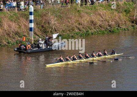 Pont de Chiswick, Chiswick, Londres, Royaume-Uni. 30 mars 2024. La ligne d'arrivée de l'University Boat Race se trouve juste avant le pont Chiswick sur la Tamise. L’événement Cambridge v Oxford comprend la course de bateaux féminins, la course de réserves féminines, la course de réserves masculines et la course de bateaux masculins. Les rameurs ont été avertis de ne pas pénétrer dans l'eau en raison des niveaux élevés de bactérie E. coli. Cambridge a remporté l’épreuve masculine et féminine. Oxford (Osiris) remporte la course de bateaux de réserve féminine, passant le drapeau d'arrivée Banque D'Images