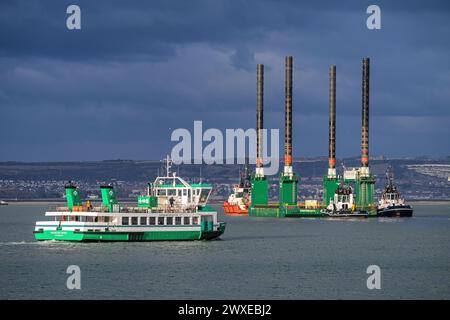 La barge-cric Typhoon est utilisée par la Marine royale pour l'entretien des navires à la base navale de Portsmouth. Banque D'Images