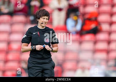 Walsall, Royaume-Uni. 30 mars 2024. Arbitre, Elizabeth Simms avant le coup d'envoi lors du match de Super League féminine de FA entre Aston Villa Women et Leicester City Women au Poundland Bescot Stadium, Walsall, Angleterre le 30 mars 2024. Photo de Stuart Leggett. Utilisation éditoriale uniquement, licence requise pour une utilisation commerciale. Aucune utilisation dans les Paris, les jeux ou les publications d'un club/ligue/joueur. Crédit : UK Sports pics Ltd/Alamy Live News Banque D'Images