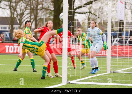 Enschede, pays-Bas. 30 mars 2024. ENSCHEDE, Sportpark Schreurserve, 30-03-2024, saison 2023/2024, Azerion Vrouwen Eredivisie. Pendant le match Twente - ADO Den Haag (femmes), résultat final 1-0, Safe ADO Den Haag joueur Bo Vonk crédit : Pro Shots/Alamy Live News Banque D'Images