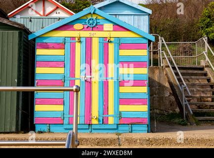 Clacton-on-Sea, Essex, Royaume-Uni – 20 mars 2024. Cabane de plage multicolore sur la promenade de la plage de Clacton Banque D'Images