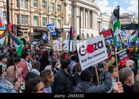 The Strand, Londres, Royaume-Uni. 30 mars 2024. Une manifestation est en cours contre l'escalade de l'action militaire à Gaza alors que le conflit entre Israël et le Hamas se poursuit. Organisés par des groupes tels que Palestine Solidarity Campaign et Stop the War Coalition, intitulés « manifestation nationale » et avec des appels à « Halte au génocide », « cessez-le-feu maintenant » et « Libérez la Palestine », les manifestants sont partis de Russell Square avant de se diriger vers Trafalgar Square. Ils ont passé une contre-manifestation israélienne au large du Strand Banque D'Images