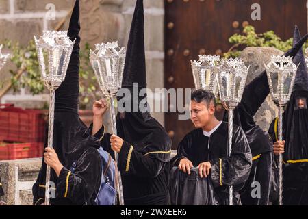 Antigua, Guatemala. 29 mars 2024. Les membres d'une confrérie de pénitents attendent devant l'église Escuela de Cristo le début de la procession du vendredi Saint Senor Sepultado pendant Semana Santa, le 29 mars 2024 à Antigua, Guatemala. Les processions opulentes sont l'une des plus grandes au monde impliquant des milliers de dévots et durant 12 heures. Crédit : Richard Ellis/Richard Ellis/Alamy Live News Banque D'Images