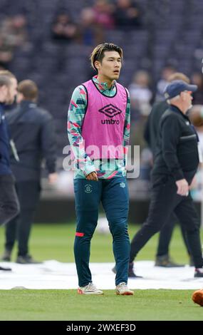 LONDRES, ANGLETERRE - MARS 30 : Daiki Hashioka de Luton Town s'échauffe avant le match de premier League entre Tottenham Hotspur et Luton Town au Tottenham Hotspur Stadium le 30 mars 2024 à Londres, Angleterre.(photo de Dylan Hepworth/MB Media) Banque D'Images