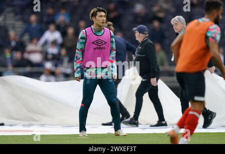 LONDRES, ANGLETERRE - MARS 30 : Daiki Hashioka de Luton Town s'échauffe avant le match de premier League entre Tottenham Hotspur et Luton Town au Tottenham Hotspur Stadium le 30 mars 2024 à Londres, Angleterre.(photo de Dylan Hepworth/MB Media) Banque D'Images