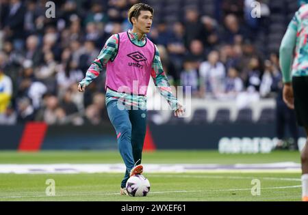 LONDRES, ANGLETERRE - MARS 30 : Daiki Hashioka de Luton Town s'échauffe avant le match de premier League entre Tottenham Hotspur et Luton Town au Tottenham Hotspur Stadium le 30 mars 2024 à Londres, Angleterre.(photo de Dylan Hepworth/MB Media) Banque D'Images