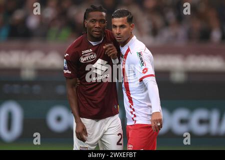 Turin, Italie. 30 mars 2024. Armando Izzo de l'AC Monza s'affronte avec David Okereke du Torino FC lors du match de Serie A au Stadio Grande Torino, Turin. Le crédit photo devrait se lire : Jonathan Moscrop/Sportimage crédit : Sportimage Ltd/Alamy Live News Banque D'Images