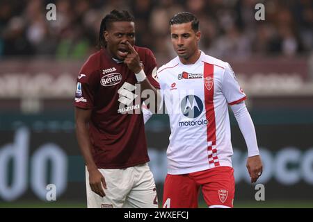 Turin, Italie. 30 mars 2024. Armando Izzo de l'AC Monza s'affronte avec David Okereke du Torino FC lors du match de Serie A au Stadio Grande Torino, Turin. Le crédit photo devrait se lire : Jonathan Moscrop/Sportimage crédit : Sportimage Ltd/Alamy Live News Banque D'Images