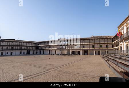 Vue panoramique de la Plaza Mayor de Tembleque dans la route Don Quichotte à Castilla la Mancha, en Espagne Banque D'Images