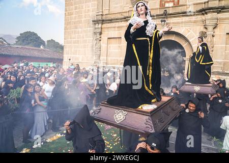 Antigua, Guatemala. 29 mars 2024. Des saints catholiques sont transportés de l'église Escuela de Cristo au début de la procession du vendredi Saint pendant Semana Santa, le 29 mars 2024 à Antigua, Guatemala. La procession opulente est l'une des plus grandes au monde nécessitant plus de 100 personnes pour porter le flotteur qui prend 12 heures pour compléter la procession. Crédit : Richard Ellis/Richard Ellis/Alamy Live News Banque D'Images