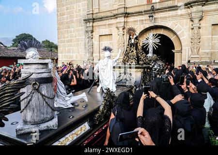 Antigua, Guatemala. 29 mars 2024. Un flotteur processionnel massif de la Vierge Marie en deuil est transporté de l'église Escuela de Cristo au début de la procession du vendredi Saint pendant Semana Santa, le 29 mars 2024 à Antigua, Guatemala. La procession opulente est l'une des plus grandes au monde nécessitant plus de 100 personnes pour porter le flotteur qui prend 12 heures pour compléter la procession. Crédit : Richard Ellis/Richard Ellis/Alamy Live News Banque D'Images