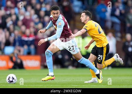 Morgan Rogers d'Aston Villa (à gauche) est entaché par Pablo Sarabia de Wolverhampton Wanderers lors du match de premier League à Villa Park, Birmingham. Date de la photo : samedi 30 mars 2024. Banque D'Images