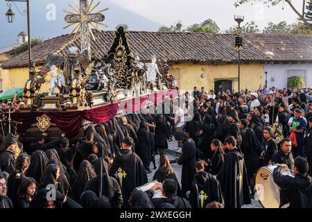 Antigua, Guatemala. 29 mars 2024. Un flotteur processionnel massif de la Vierge Marie en deuil est transporté de l'église Escuela de Cristo au début de la procession du vendredi Saint pendant Semana Santa, le 29 mars 2024 à Antigua, Guatemala. La procession opulente est l'une des plus grandes au monde nécessitant plus de 100 personnes pour porter le flotteur qui prend 12 heures pour compléter la procession. Crédit : Richard Ellis/Richard Ellis/Alamy Live News Banque D'Images