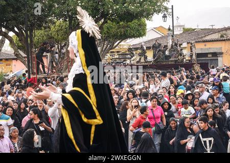 Antigua, Guatemala. 29 mars 2024. La Vierge Marie est transportée de l'église Escuela de Cristo au début de la procession du vendredi Saint pendant Semana Santa, le 29 mars 2024 à Antigua, Guatemala. La procession opulente est l'une des plus grandes au monde nécessitant plus de 100 personnes pour porter le flotteur qui prend 12 heures pour compléter la procession. Crédit : Richard Ellis/Richard Ellis/Alamy Live News Banque D'Images