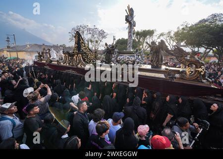 Antigua, Guatemala. 29 mars 2024. Un flotteur processionnel massif de la Vierge Marie en deuil est transporté de l'église Escuela de Cristo au début de la procession du vendredi Saint pendant Semana Santa, le 29 mars 2024 à Antigua, Guatemala. La procession opulente est l'une des plus grandes au monde nécessitant plus de 100 personnes pour porter le flotteur qui prend 12 heures pour compléter la procession. Crédit : Richard Ellis/Richard Ellis/Alamy Live News Banque D'Images