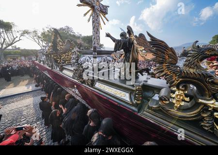 Antigua, Guatemala. 29 mars 2024. Un flotteur processionnel massif de la Vierge Marie en deuil est transporté de l'église Escuela de Cristo au début de la procession du vendredi Saint pendant Semana Santa, le 29 mars 2024 à Antigua, Guatemala. La procession opulente est l'une des plus grandes au monde nécessitant plus de 100 personnes pour porter le flotteur qui prend 12 heures pour compléter la procession. Crédit : Richard Ellis/Richard Ellis/Alamy Live News Banque D'Images