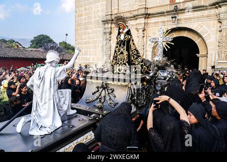 Antigua, Guatemala. 29 mars 2024. Un flotteur processionnel massif de la Vierge Marie en deuil est transporté de l'église Escuela de Cristo au début de la procession du vendredi Saint pendant Semana Santa, le 29 mars 2024 à Antigua, Guatemala. La procession opulente est l'une des plus grandes au monde nécessitant plus de 100 personnes pour porter le flotteur qui prend 12 heures pour compléter la procession. Crédit : Richard Ellis/Richard Ellis/Alamy Live News Banque D'Images