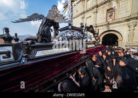 Antigua, Guatemala. 29 mars 2024. Un flotteur processionnel massif de la Vierge Marie en deuil est transporté de l'église Escuela de Cristo au début de la procession du vendredi Saint pendant Semana Santa, le 29 mars 2024 à Antigua, Guatemala. La procession opulente est l'une des plus grandes au monde nécessitant plus de 100 personnes pour porter le flotteur qui prend 12 heures pour compléter la procession. Crédit : Richard Ellis/Richard Ellis/Alamy Live News Banque D'Images