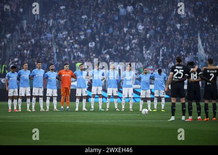 Rome, Italie. 30 mars 2024. Les joueurs du Lazio et de la Juventus observent une minute de silence à la mémoire du président de la Fiorentina Joe Barone pendant le match de football de série A entre le SS Lazio et le Juventus FC le 30 mars 2024 au Stadio Olimpico à Rome, Italie - photo Federico Proietti/DPPI crédit : DPPI Media/Alamy Live News Banque D'Images