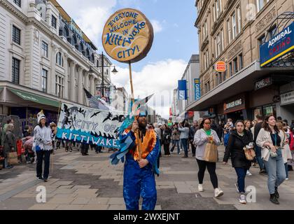 Newcastle upon Tyne, Royaume-Uni. 30 mars 2024. Beasts on the Street, spectacles de marionnettes sur Northumberland Street dans la ville, alors que Newcastle Puppetry Festival est lancé. Le festival se déroule jusqu'au 7 avril. -- photo : Cité des kittiwakes Parade. Crédit : Hazel Plater/Alamy Live News Banque D'Images