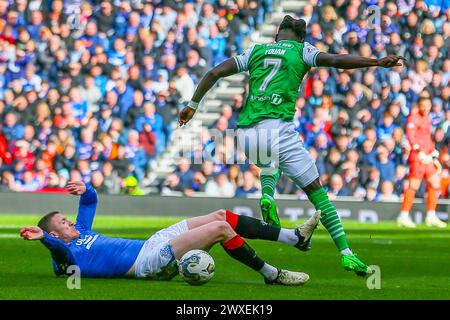 Glasgow, Royaume-Uni. 30 mars 2024. Les Rangers affrontent Hibernian au Ibrox Stadium, Glasgow, Écosse, Royaume-Uni dans un match de premier rang écossais. Les Rangers sont actuellement deuxièmes dans la ligue et une victoire les placerait en tête, au-dessus de leurs plus proches rivaux, le Celtic. Hibernian, actuellement 6e, a besoin de points pour maintenir cette position avant la scission saisonnière dans quelques semaines. Crédit : Findlay/Alamy Live News Banque D'Images