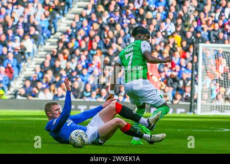 Glasgow, Royaume-Uni. 30 mars 2024. Les Rangers affrontent Hibernian au Ibrox Stadium, Glasgow, Écosse, Royaume-Uni dans un match de premier rang écossais. Les Rangers sont actuellement deuxièmes dans la ligue et une victoire les placerait en tête, au-dessus de leurs plus proches rivaux, le Celtic. Hibernian, actuellement 6e, a besoin de points pour maintenir cette position avant la scission saisonnière dans quelques semaines. Crédit : Findlay/Alamy Live News Banque D'Images