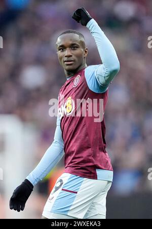 Moussa Diaby d'Aston Villa célèbre avoir marqué le but d'ouverture du match lors du match de premier League à Villa Park, Birmingham. Date de la photo : samedi 30 mars 2024. Banque D'Images