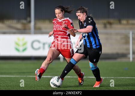 Laura Miller (6) de Standard représenté défendant sur Davinia Vanmechelen (25) du Club YLA lors d'un match de football féminin entre le Club Brugge Dames YLA et Standard Femina de Liège le 2ème jour de match en play-off 1 de la saison 2023 - 2024 de la Super League belge des femmes du loto , le samedi 30 mars 2024 à Aalter , BELGIQUE . PHOTO SPORTPIX | David Catry Banque D'Images