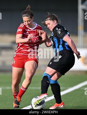 Laura Miller (6) de Standard représenté défendant sur Davinia Vanmechelen (25) du Club YLA lors d'un match de football féminin entre le Club Brugge Dames YLA et Standard Femina de Liège le 2ème jour de match en play-off 1 de la saison 2023 - 2024 de la Super League belge des femmes du loto , le samedi 30 mars 2024 à Aalter , BELGIQUE . PHOTO SPORTPIX | David Catry Banque D'Images