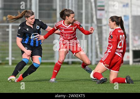 Davinia Vanmechelen (25 ans) du Club YLA, Shari Van belle (26 ans) de Standard et Constance Brackman (20 ans) de Standard photographiées lors d'un match de football féminin entre le Club Brugge Dames YLA et Standard Femina de Liège le 2e jour de match en play-off 1 de la saison 2023 - 2024 de la Super League belge des femmes du loto , le samedi 30 mars 2024 à Aalter , BELGIQUE . PHOTO SPORTPIX | David Catry Banque D'Images