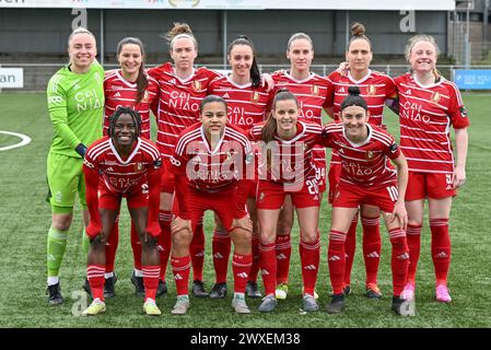 Joueurs de Standard avec la gardienne de but Lise musique (32) de Standard, Constance Brackman (20) de Standard, Claire O'Riordan (11) de Standard, Loredana Humartus (3) de Standard, Lea Cordier (34) de Standard, Maud Coutereels (17) de Standard, Amber Barrett (9) de Standard, Welma Fon (22) de Standard, Mariam Abdulai Toloba (7 ans) de Standard, Shari Van belle (26) de Standard et Noemie Gelders (10) de Standard pose pour une photo d'équipe lors d'un match de football féminin entre le Club Brugge Dames YLA et la Standard Femina de Liège lors de la 2ème journée de match en play-off 1 de la saison 2023 - 2024 du Lotto Women belge Banque D'Images