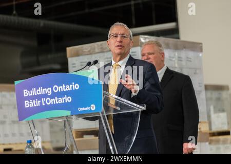 Vic Fedeli, ministre du développement économique, de la création d'emplois et du commerce de l'Ontario, s'adressant aux médias lors d'une conférence de presse Banque D'Images