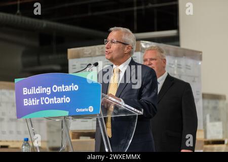 Vic Fedeli, ministre du développement économique, de la création d'emplois et du commerce de l'Ontario, s'adressant aux médias lors d'une conférence de presse Banque D'Images