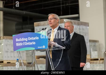 Vic Fedeli, ministre du développement économique, de la création d'emplois et du commerce de l'Ontario, s'adressant aux médias lors d'une conférence de presse Banque D'Images