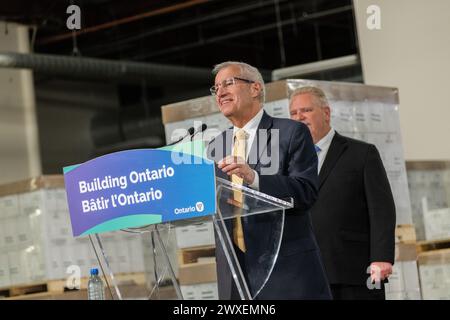 Vic Fedeli, ministre du développement économique, de la création d'emplois et du commerce de l'Ontario, s'adressant aux médias lors d'une conférence de presse Banque D'Images