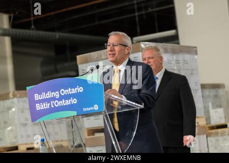 Vic Fedeli, ministre du développement économique, de la création d'emplois et du commerce de l'Ontario, s'adressant aux médias lors d'une conférence de presse Banque D'Images