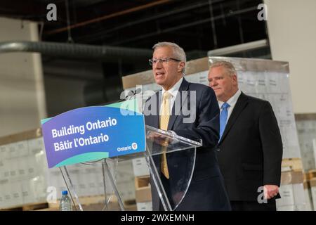 Vic Fedeli, ministre du développement économique, de la création d'emplois et du commerce de l'Ontario, s'adressant aux médias lors d'une conférence de presse Banque D'Images