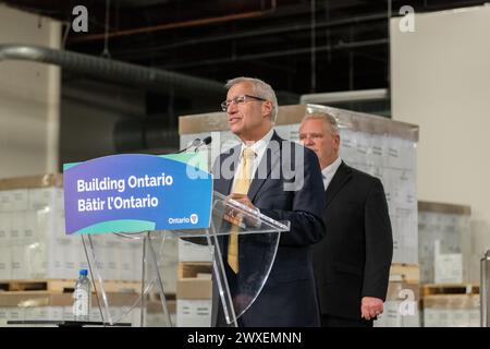 Vic Fedeli, ministre du développement économique, de la création d'emplois et du commerce de l'Ontario, s'adressant aux médias lors d'une conférence de presse Banque D'Images