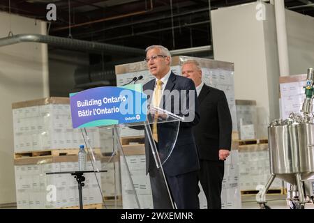 Vic Fedeli, ministre du développement économique, de la création d'emplois et du commerce de l'Ontario, s'adressant aux médias lors d'une conférence de presse Banque D'Images