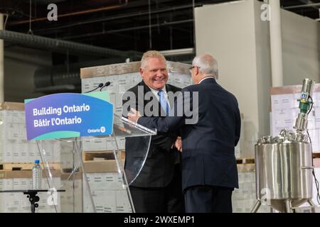 Le premier ministre de l’Ontario, Doug Ford, accueille Vic Fedeli, ministre du développement économique, de la création d’emplois et du commerce de l’Ontario, lors d’une conférence de presse Banque D'Images