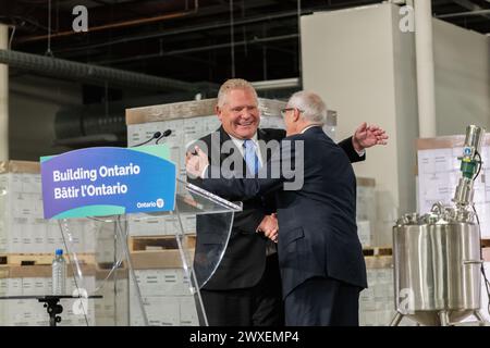 Le premier ministre de l’Ontario, Doug Ford, accueille Vic Fedeli, ministre du développement économique, de la création d’emplois et du commerce de l’Ontario, lors d’une conférence de presse Banque D'Images