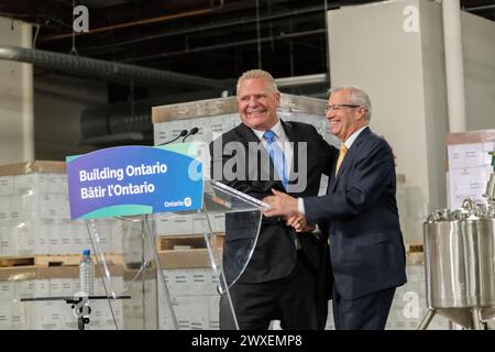 Le premier ministre de l’Ontario, Doug Ford, accueille Vic Fedeli, ministre du développement économique, de la création d’emplois et du commerce de l’Ontario, lors d’une conférence de presse Banque D'Images