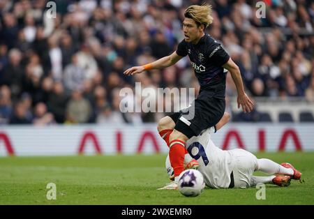 LONDRES, ANGLETERRE - MARS 30 : Daiki Hashioka de Luton Town affrontant Richarlison de Tottenham Hotspur lors du match de premier League entre Tottenham Hotspur et Luton Town au Tottenham Hotspur Stadium le 30 mars 2024 à Londres, Angleterre.(photo de Dylan Hepworth/MB Media) Banque D'Images