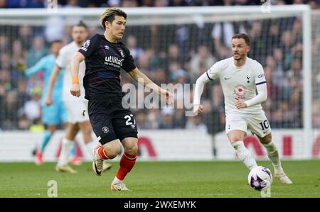 LONDRES, ANGLETERRE - MARS 30 : Daiki Hashioka de Luton Town sous la pression de James Maddison de Tottenham Hotspur lors du match de premier League entre Tottenham Hotspur et Luton Town au Tottenham Hotspur Stadium le 30 mars 2024 à Londres, Angleterre.(photo de Dylan Hepworth/MB Media) Banque D'Images