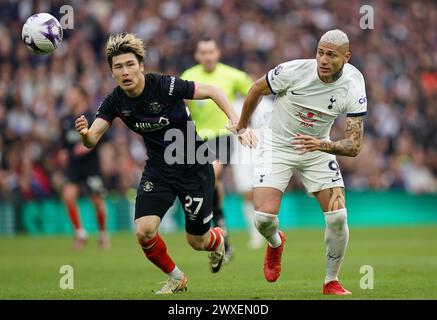 LONDRES, ANGLETERRE - MARS 30 : Daiki Hashioka de Luton Town et Richarlison de Tottenham Hotspur luttant pour le ballon lors du match de premier League entre Tottenham Hotspur et Luton Town au Tottenham Hotspur Stadium le 30 mars 2024 à Londres, Angleterre.(photo de Dylan Hepworth/MB Media) Banque D'Images